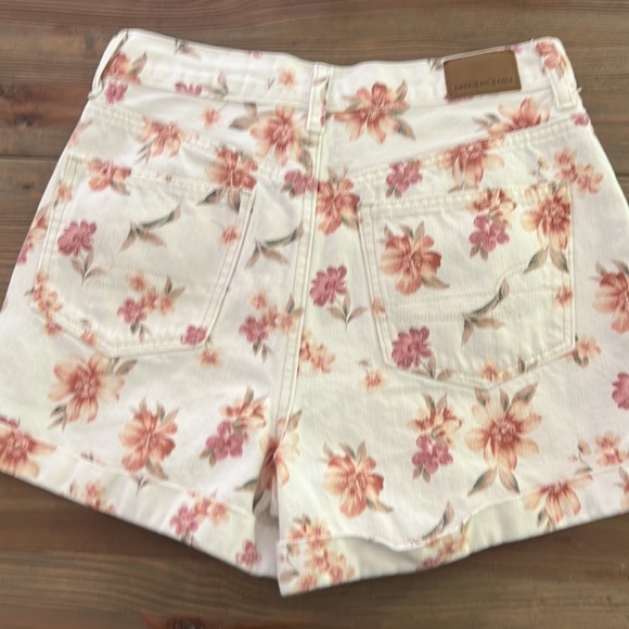 American Eagle White Floral High Waisted Mom Shorts 2 - Picture 5 of 5